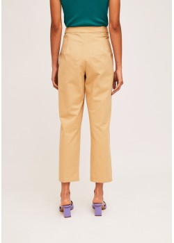 PANTALÓN TOBILLERO TIPO CAPRI CON TRABILLAS DECORATIVAS BEIGE 2