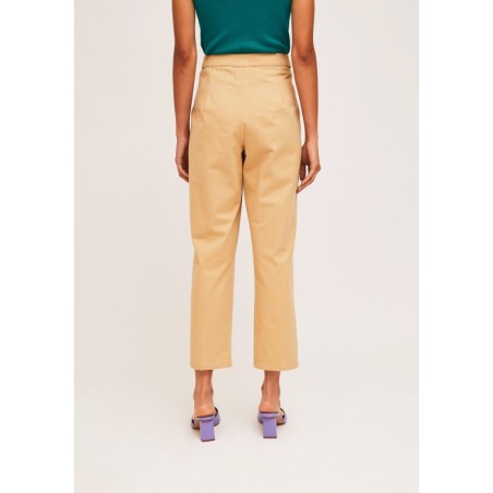 PANTALÓN TOBILLERO TIPO CAPRI CON TRABILLAS DECORATIVAS BEIGE