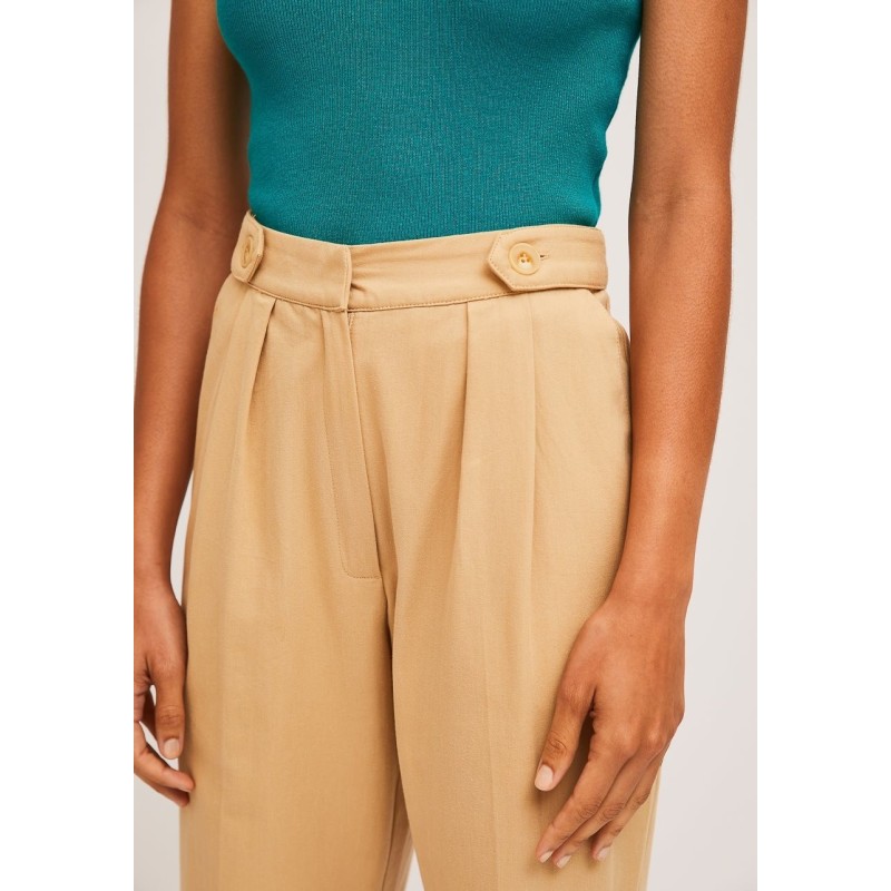 PANTALÓN TOBILLERO TIPO CAPRI CON TRABILLAS DECORATIVAS BEIGE