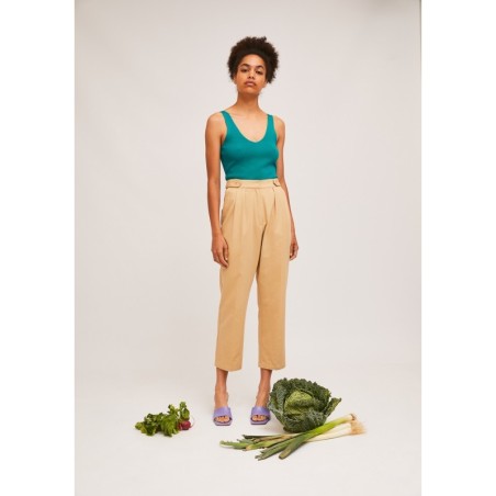 PANTALÓN TOBILLERO TIPO CAPRI CON TRABILLAS DECORATIVAS BEIGE