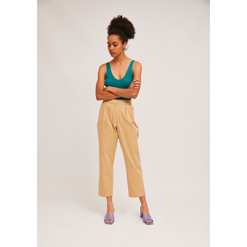 PANTALÓN TOBILLERO TIPO CAPRI CON TRABILLAS DECORATIVAS BEIGE