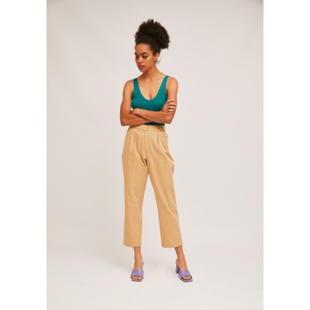 PANTALÓN TOBILLERO TIPO CAPRI CON TRABILLAS DECORATIVAS BEIGE