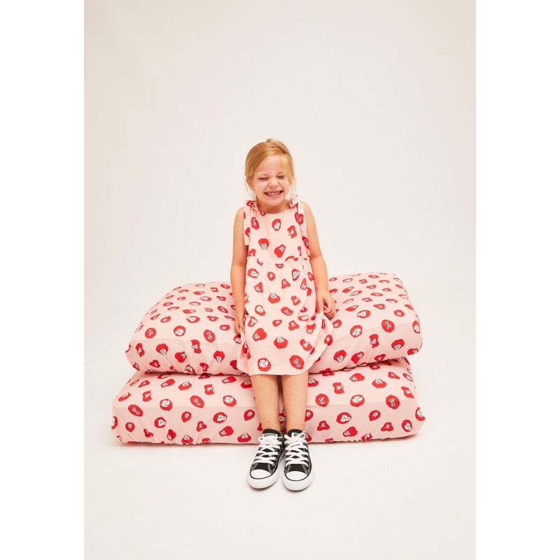 Vestido de niña estampado en color rosa con ilustración de monitos en rojo y blanco