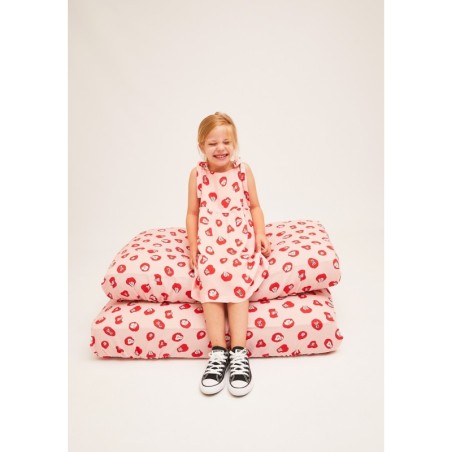 Vestido de niña estampado en color rosa con ilustración de monitos en rojo y blanco