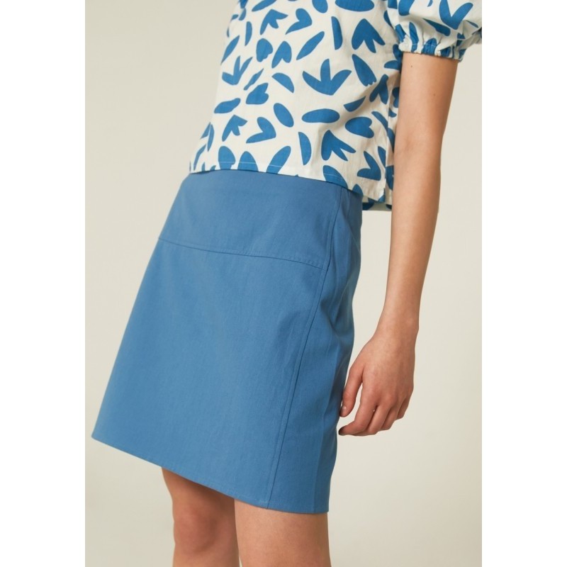 FALDA CORTA RECTA CON CANESÚ FRONTAL EN DRILL AZUL