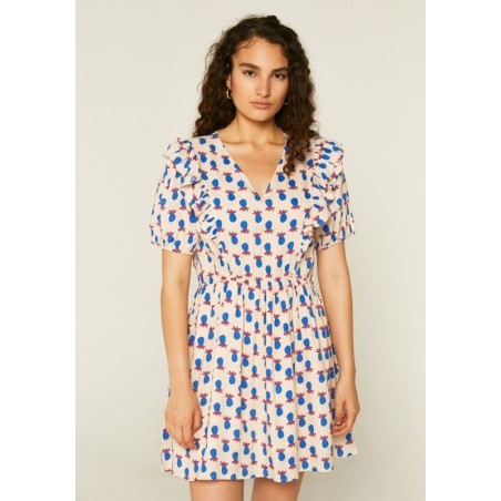 VESTIDO CORTO DE CINTURA ELÁSTICA Y VOLANTES  CON ESTAMPADO PIÑAS