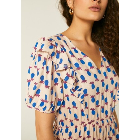 VESTIDO CORTO DE CINTURA ELÁSTICA Y VOLANTES  CON ESTAMPADO PIÑAS