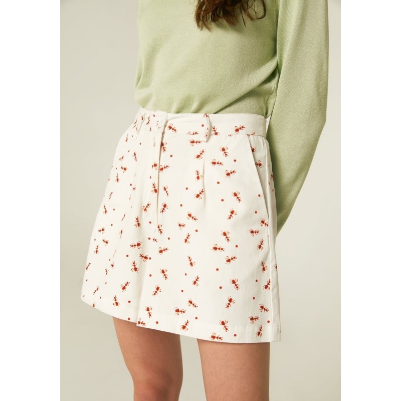 SHORT DE TIRO MEDIO CON PINZAS Y ANIMAL PRINT HORMIGAS