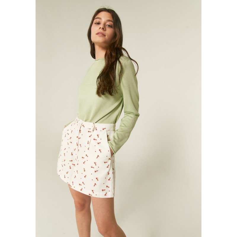 SHORT DE TIRO MEDIO CON PINZAS Y ANIMAL PRINT HORMIGAS