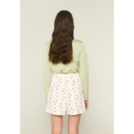 SHORT DE TIRO MEDIO CON PINZAS Y ANIMAL PRINT HORMIGAS