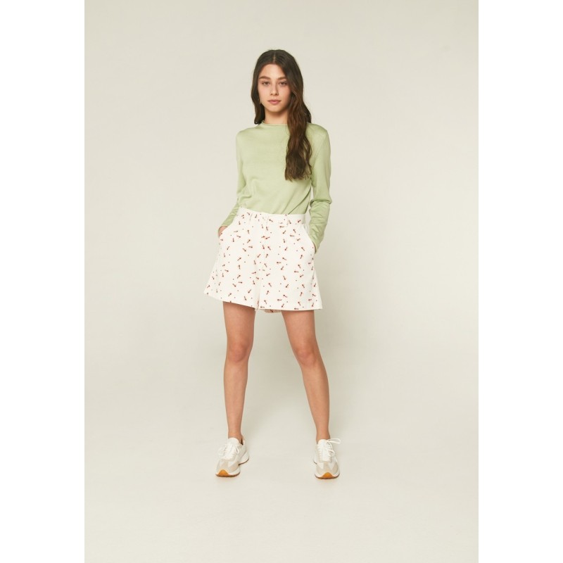 SHORT DE TIRO MEDIO CON PINZAS Y ANIMAL PRINT HORMIGAS