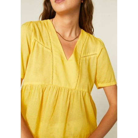 TOP EN VOLILE DE ALGODÓN CON DETALLES BORDADOS AMARILLO