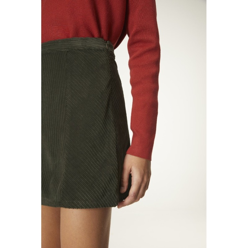 FALDA CORTA EVASÉ  EN PANA VERDE