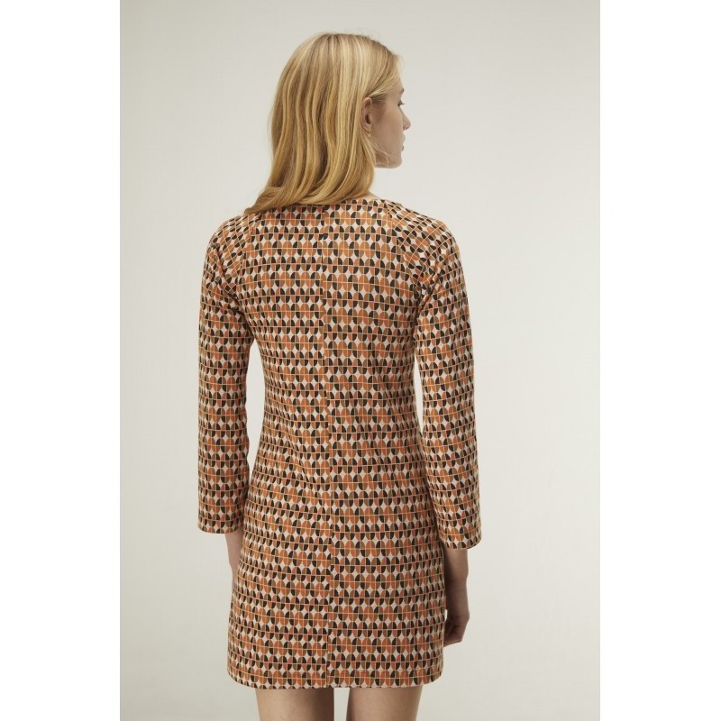 VESTIDO CORTO EVASÉ C/BARCO,ESTAMPADO GEÓMETRICO DE PASTILLAS