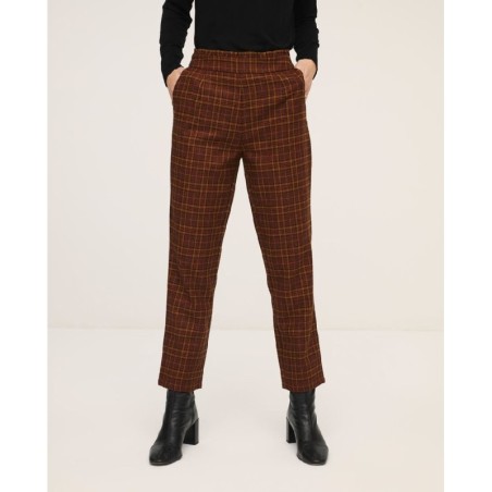 PANTALÓN RECTO CON CINTURA ELÁSTICA.