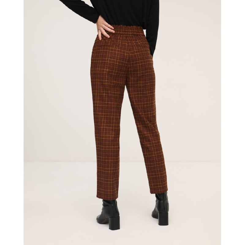 PANTALÓN RECTO CON CINTURA ELÁSTICA.