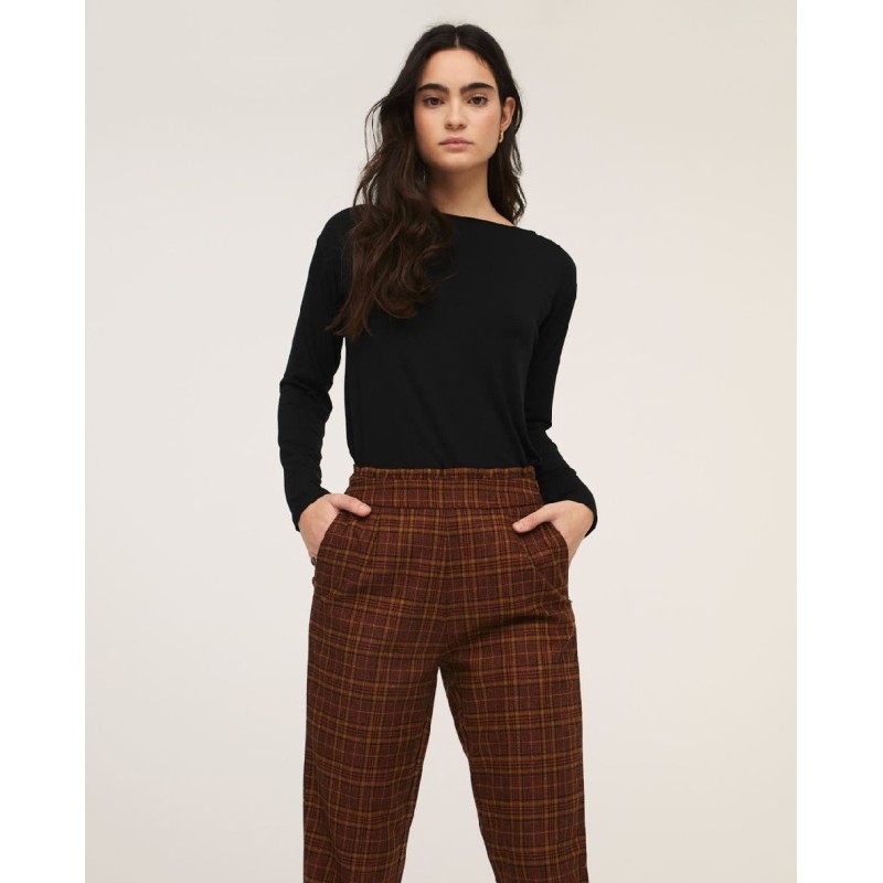 PANTALÓN RECTO CON CINTURA ELÁSTICA.