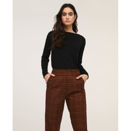 PANTALÓN RECTO CON CINTURA ELÁSTICA.