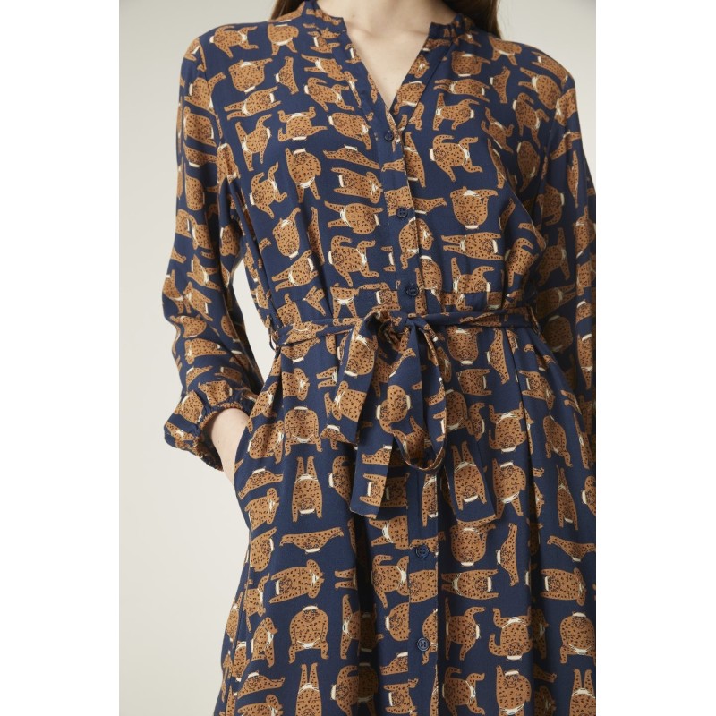 VESTIDO MIDI CON ESCOTE PICO Y CINTURÓN CON ANIMAL PRINT DE LEOPARDOS.