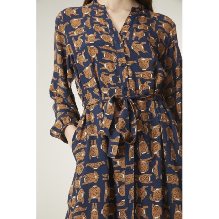 VESTIDO MIDI CON ESCOTE PICO Y CINTURÓN CON ANIMAL PRINT DE LEOPARDOS.