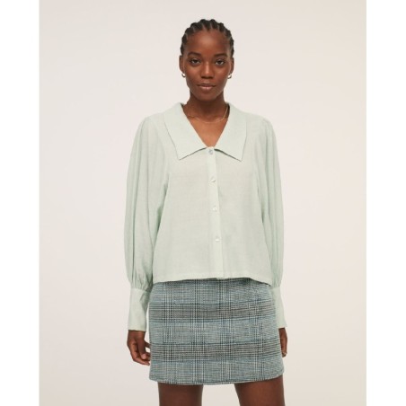 BLUSA  CON CUELLO GRANDE  Y MANGAS ABULLONADAS.