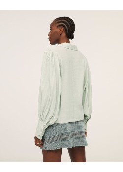 BLUSA  CON CUELLO GRANDE  Y MANGAS ABULLONADAS. 2