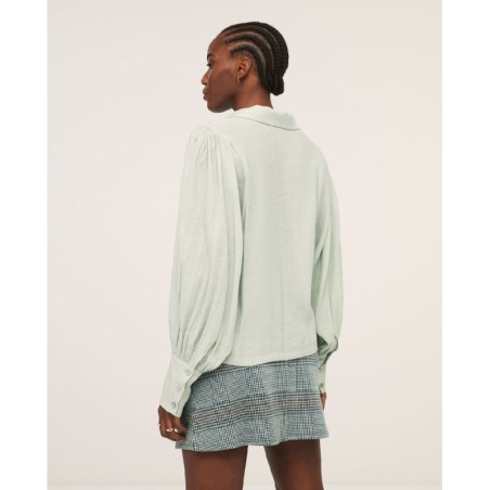 BLUSA  CON CUELLO GRANDE  Y MANGAS ABULLONADAS.