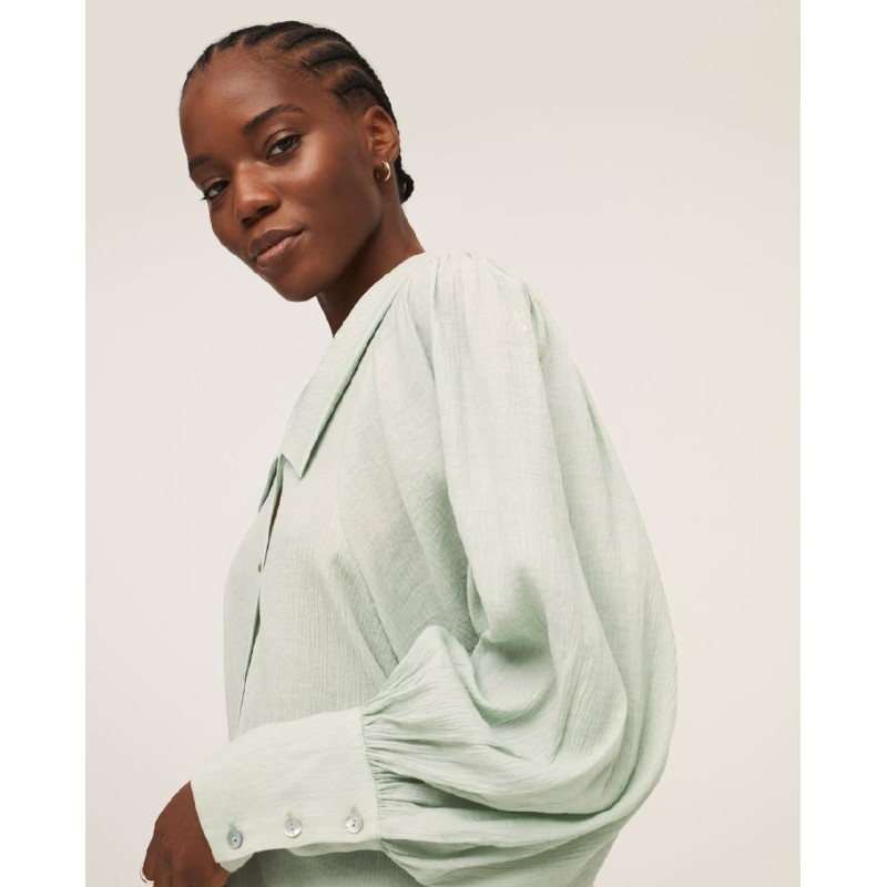 BLUSA  CON CUELLO GRANDE  Y MANGAS ABULLONADAS.