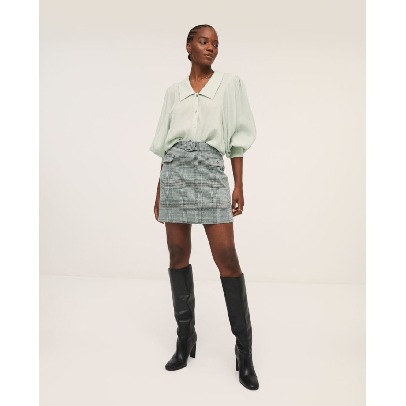 BLUSA  CON CUELLO GRANDE  Y MANGAS ABULLONADAS.