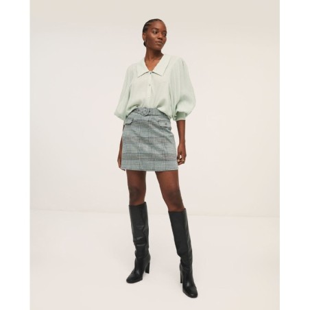 BLUSA  CON CUELLO GRANDE  Y MANGAS ABULLONADAS.