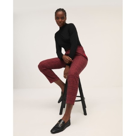 PANTALÓN RECTO CON CINTURA ELÁSTICA.