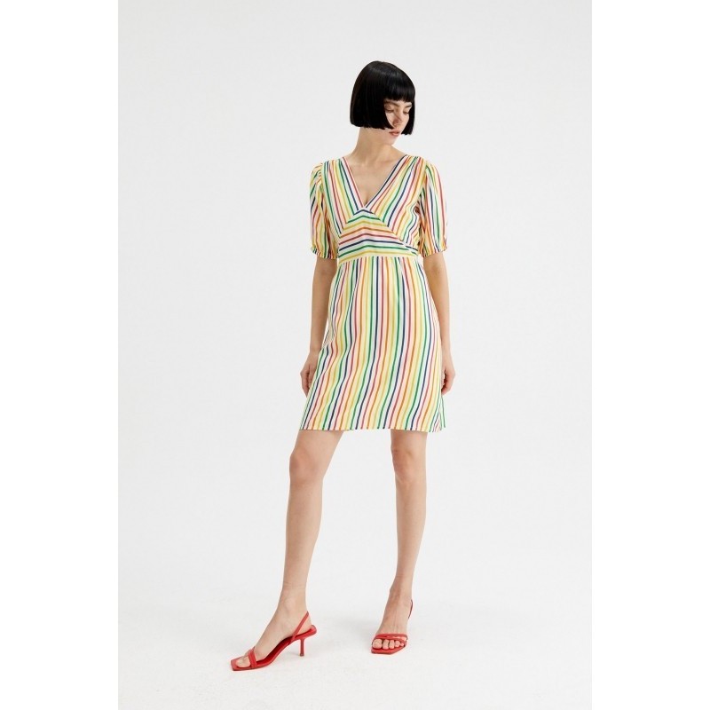 VESTIDO CORTO CON ESCOTE PICO ESTAMPADO DE RAYAS.