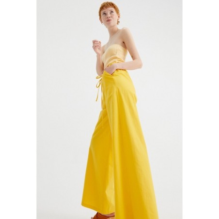 PANTALÓN RECTO DE TIRO ALTO CON CINTURÓN AMARILLO.