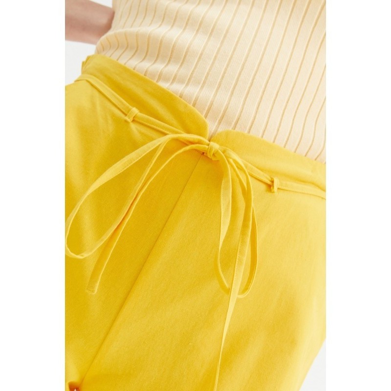 PANTALÓN RECTO DE TIRO ALTO CON CINTURÓN AMARILLO.