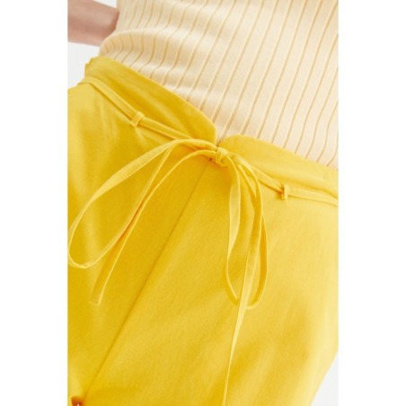 PANTALÓN RECTO DE TIRO ALTO CON CINTURÓN AMARILLO.