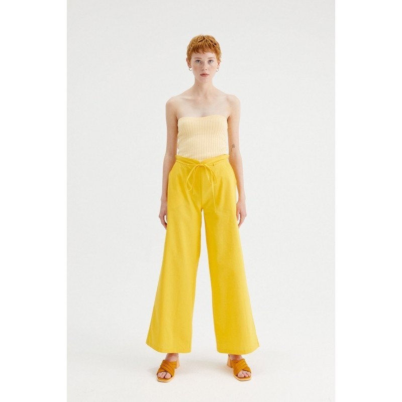 PANTALÓN RECTO DE TIRO ALTO CON CINTURÓN AMARILLO.