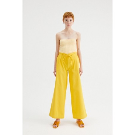 PANTALÓN RECTO DE TIRO ALTO CON CINTURÓN AMARILLO.