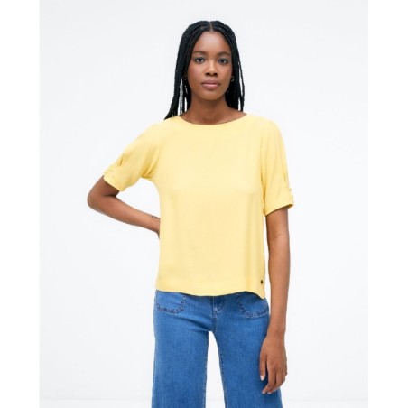 BLUSA CON BOTONES EN MANGA Y ABERTURA EN ESPALDA.