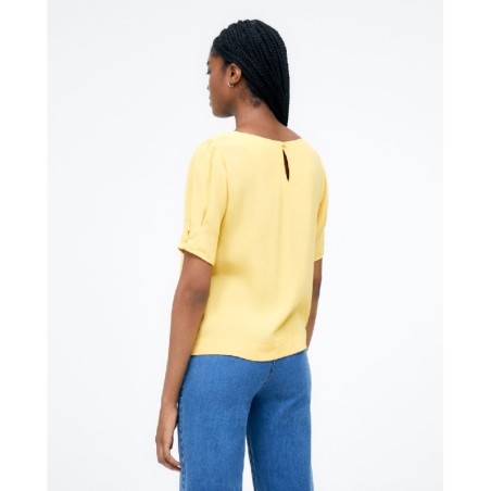 BLUSA CON BOTONES EN MANGA Y ABERTURA EN ESPALDA.