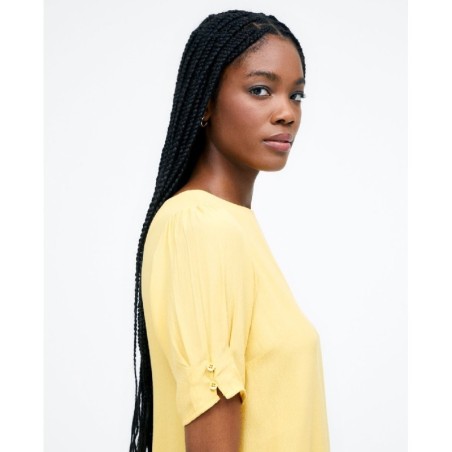 BLUSA CON BOTONES EN MANGA Y ABERTURA EN ESPALDA.