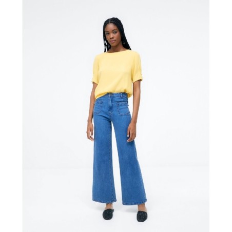 BLUSA CON BOTONES EN MANGA Y ABERTURA EN ESPALDA.