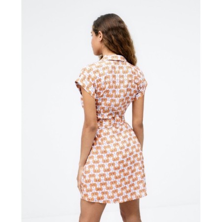 VESTIDO CORTO CAMISERO CON CINTURÓN.