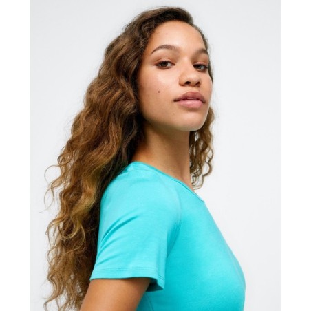 CAMISETA AMPLIA DE MANGA CORTA.