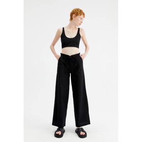 PANTALÓN RECTO DE TIRO ALTO CON CINTURÓN.