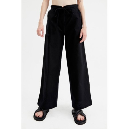 PANTALÓN RECTO DE TIRO ALTO CON CINTURÓN.