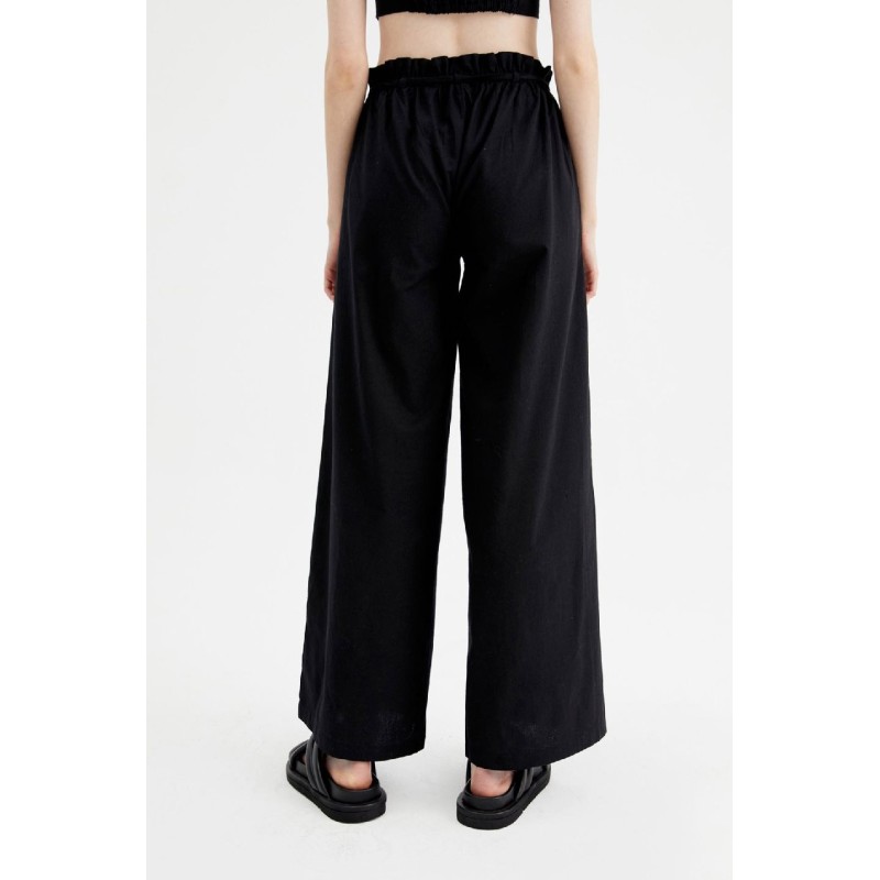 PANTALÓN RECTO DE TIRO ALTO CON CINTURÓN.