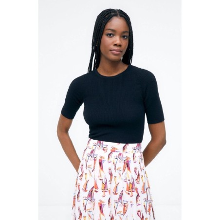 FALDA AMPLIA CON ABERTURA.