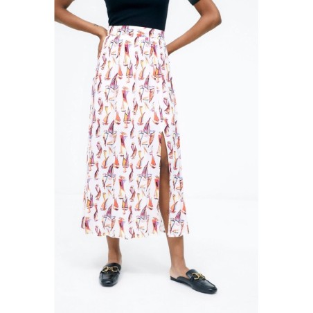 FALDA AMPLIA CON ABERTURA.