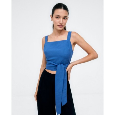 TOP DE TIRANTES ANUDADO EN CINTURA,.