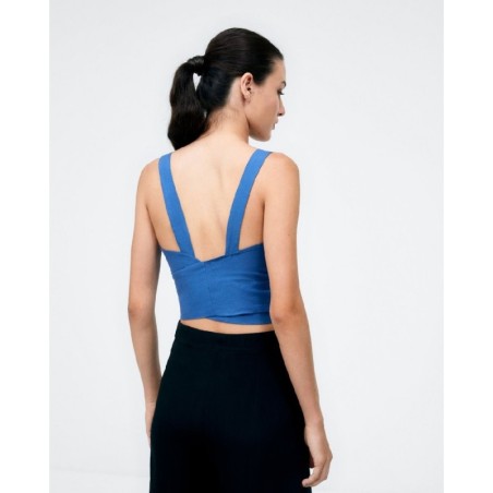 TOP DE TIRANTES ANUDADO EN CINTURA,.